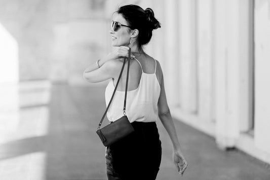 K0013AB | Tracollina Donna in Vera Pelle pieno fiore, con leggera grana. Tracolla removibile. Accessori Nickel Lucido. Colore Nero. Dimensioni: cm 20 x 10,5 x 2. Confezione: Sacchetto Tnt