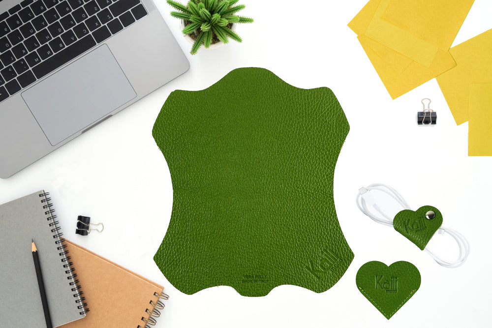 K0038EB | Made in Italy Heart Bookmark in Genuine Full Grain Leather, dollar grain - Green color - Size: 6 x 5.5 x 0.5 cm - Package: Rigid bottom/cover Gift Box